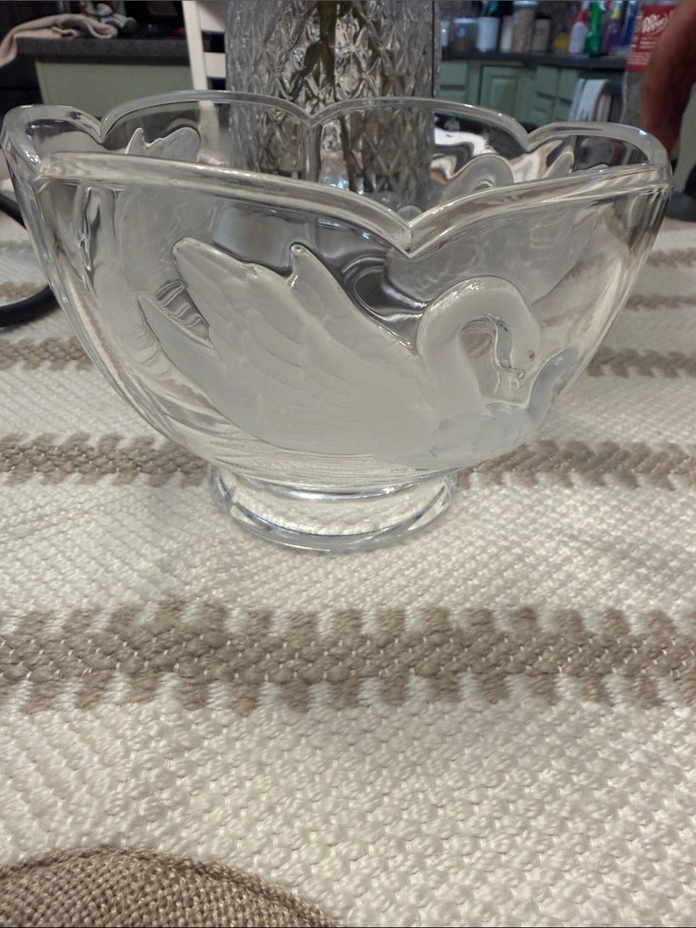 Elegant vintage teleflora 24% lead crystal bowl with frosted Swan design